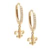 Argollas brillante con flor de lis colgando.