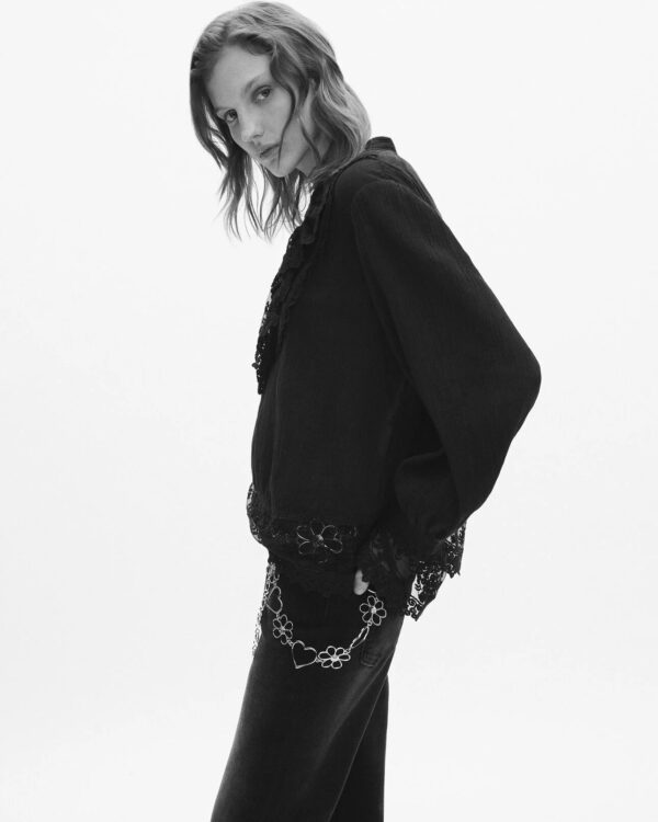 Blouse with black guipure